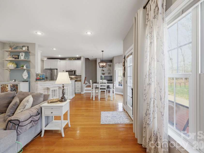 1951 46th Avenue Drive, Hickory, NC 28601.  MLS# CAR4365300, YatesRealty ID 11645. 
