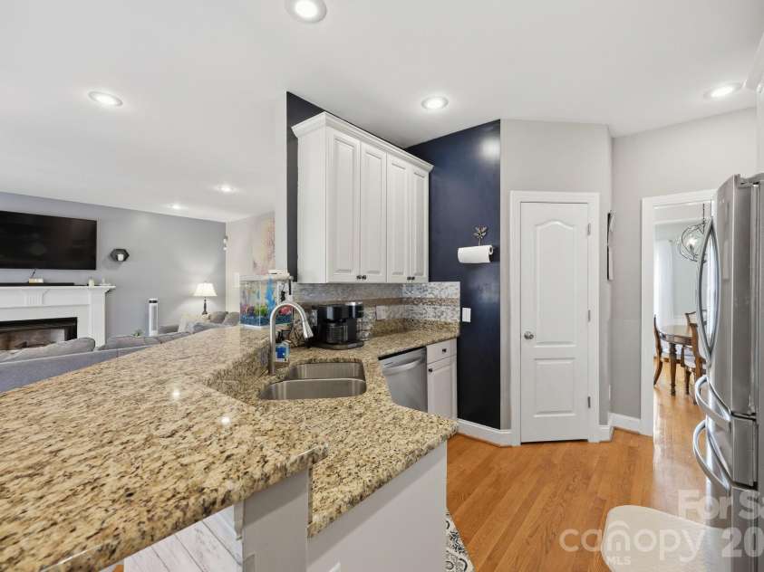 1951 46th Avenue Drive, Hickory, NC 28601.  MLS# CAR4365300, YatesRealty ID 11645. 