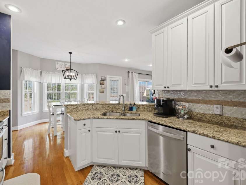 1951 46th Avenue Drive, Hickory, NC 28601.  MLS# CAR4365300, YatesRealty ID 11645. 
