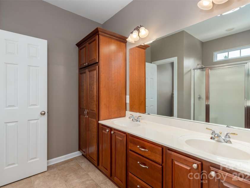 100 Oakwood Meadow Drive, Mooresville, NC 28115.  MLS# CAR4254955, YatesRealty ID 11646. 