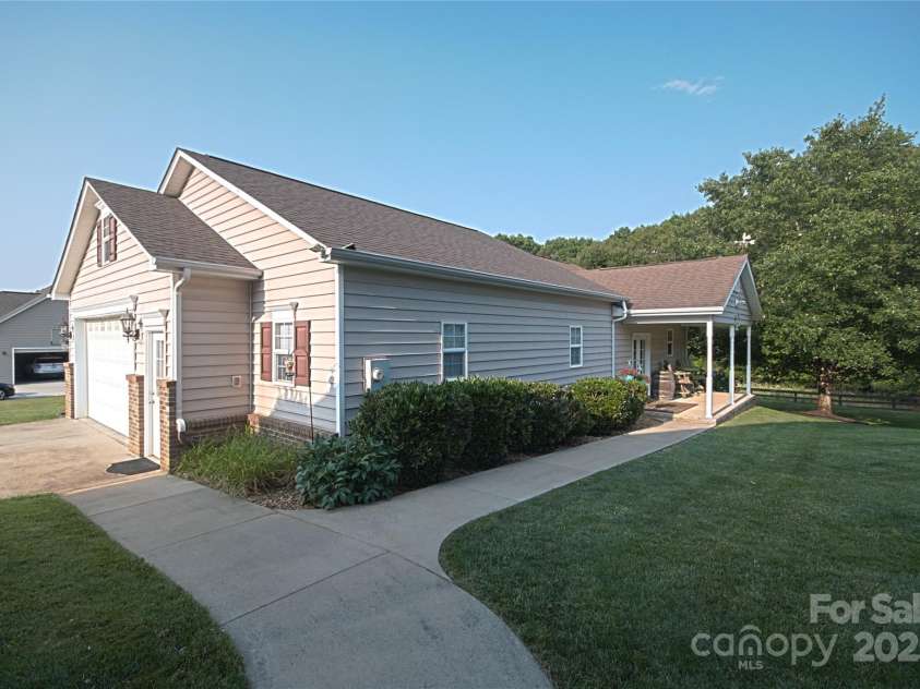100 Oakwood Meadow Drive, Mooresville, NC 28115.  MLS# CAR4254955, YatesRealty ID 11646. 