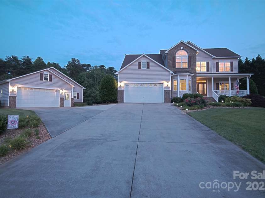 100 Oakwood Meadow Drive, Mooresville, NC 28115.  MLS# CAR4254955, YatesRealty ID 11646. 