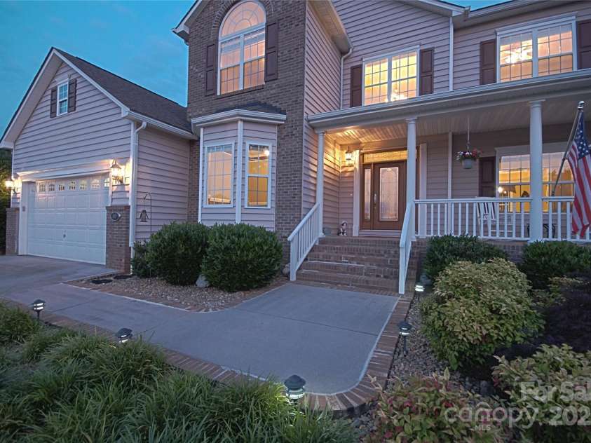 100 Oakwood Meadow Drive, Mooresville, NC 28115.  MLS# CAR4254955, YatesRealty ID 11646. 