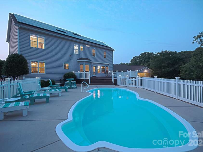 100 Oakwood Meadow Drive, Mooresville, NC 28115.  MLS# CAR4254955, YatesRealty ID 11646. 