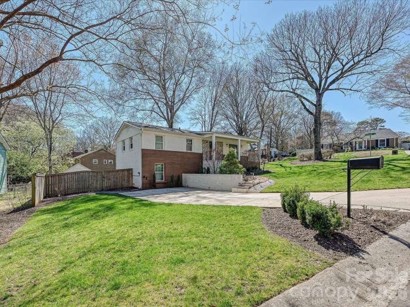 1733 Piccadilly Drive, Charlotte, NC 28211.  MLS# CAR4353118, YatesRealty ID 11648. Front Exterior 