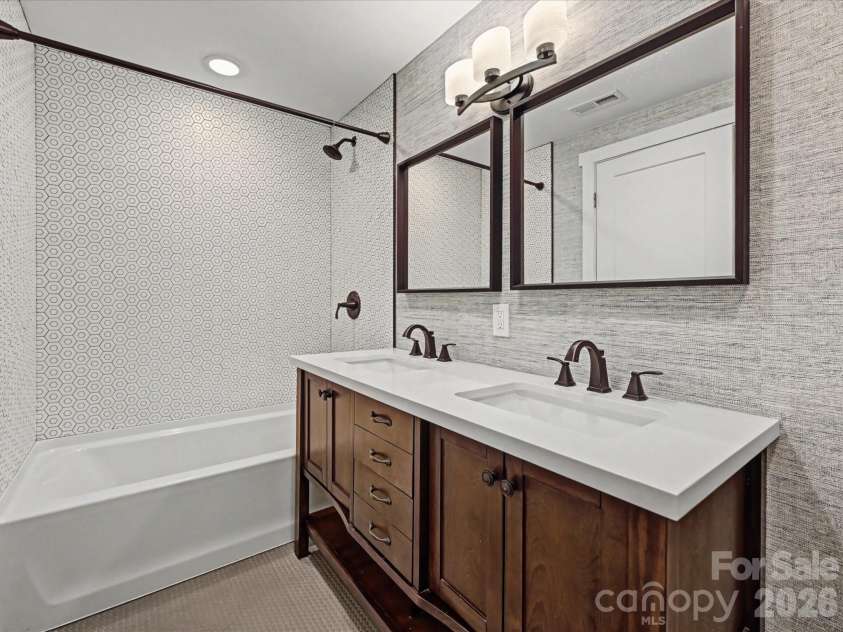 1733 Piccadilly Drive, Charlotte, NC 28211.  MLS# CAR4353118, YatesRealty ID 11648. Full Bath 2