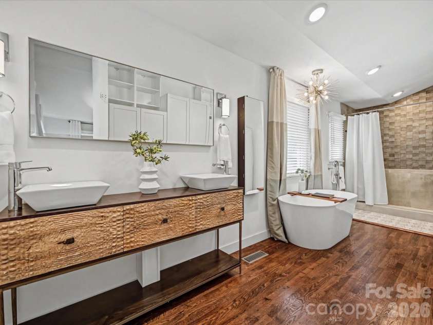 1733 Piccadilly Drive, Charlotte, NC 28211.  MLS# CAR4353118, YatesRealty ID 11648. Primary Bathroom 