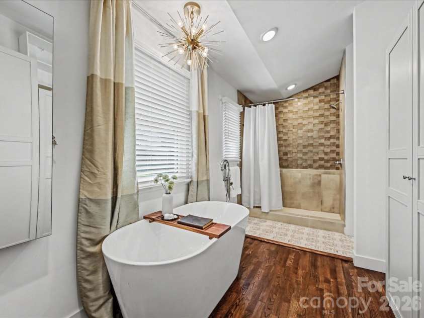 1733 Piccadilly Drive, Charlotte, NC 28211.  MLS# CAR4353118, YatesRealty ID 11648. Primary Bathroom 