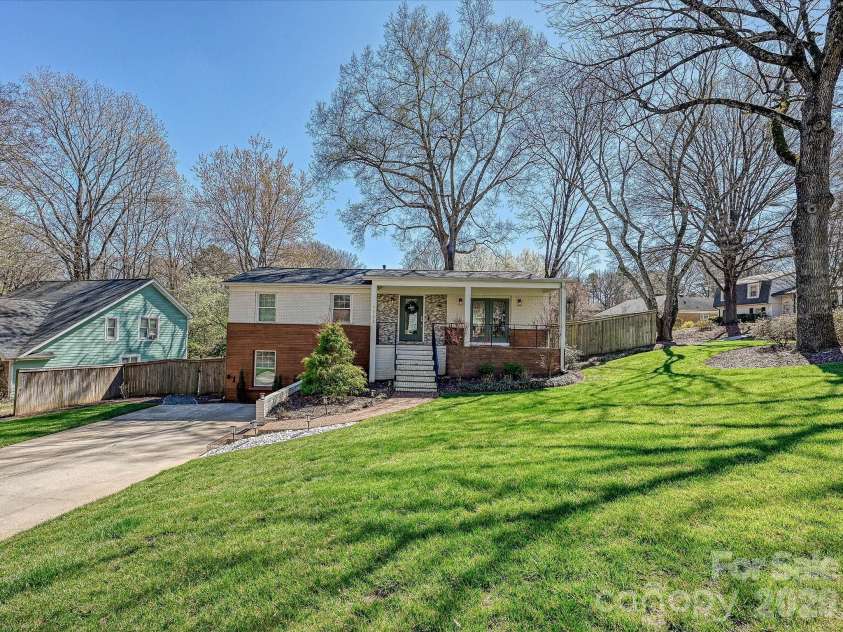 1733 Piccadilly Drive, Charlotte, NC 28211.  MLS# CAR4353118, YatesRealty ID 11648. Welcome Home! 