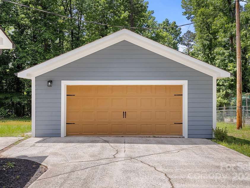 7141 Pitchfork Lane, Mint Hill, NC 28227.  MLS# CAR4248286, YatesRealty ID 11648. HUGE Garage with Side Door Entry 682 SQFT!!
