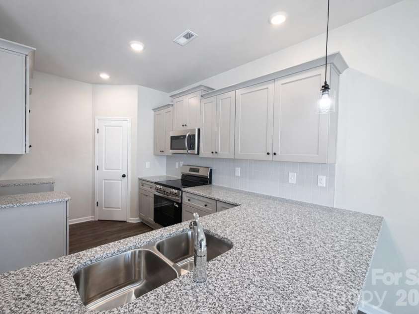 4733 Muskogee Drive, Charlotte, NC 28227.  MLS# CAR4347294, YatesRealty ID 11651. 