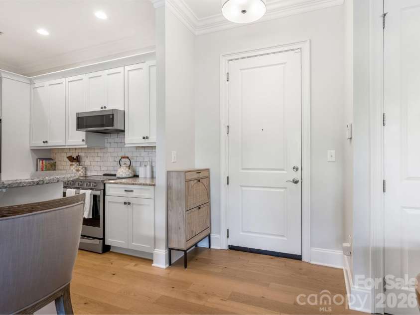 2964 Selwyn Avenue, Charlotte, NC 28209.  MLS# CAR4366905, YatesRealty ID 11654. Entryway