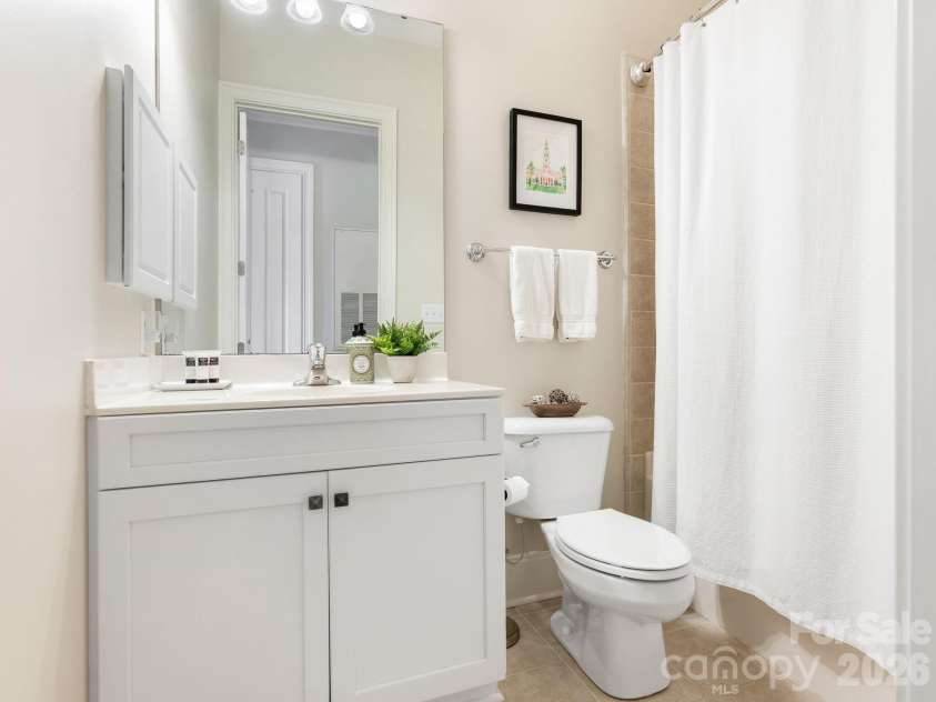 2964 Selwyn Avenue, Charlotte, NC 28209.  MLS# CAR4366905, YatesRealty ID 11654. Hall Bath