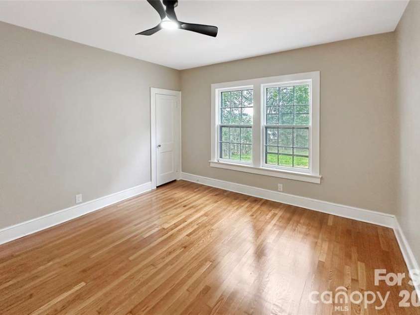 317 8th Street, Hickory, NC 28601.  MLS# CAR4361363, YatesRealty ID 11658. 3 Bedrooms & 2 Full Baths on Main