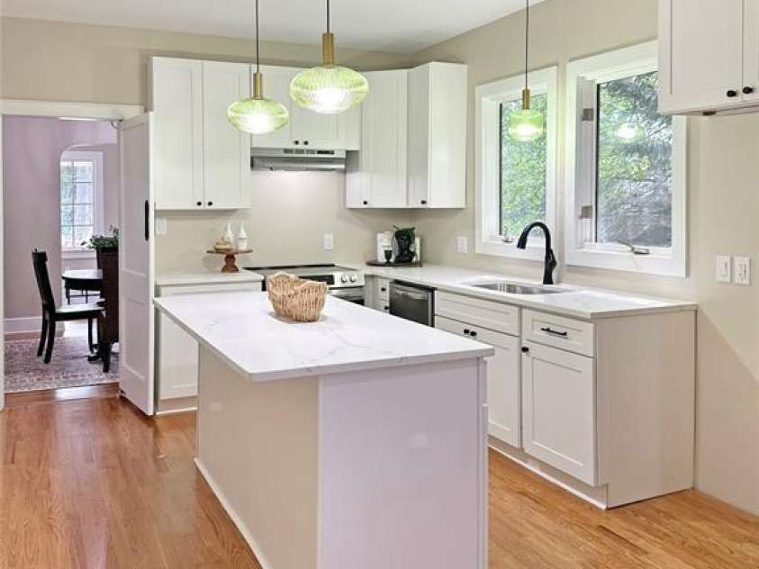 317 8th Street, Hickory, NC 28601.  MLS# CAR4361363, YatesRealty ID 11658. Beautifully updated kitchen
