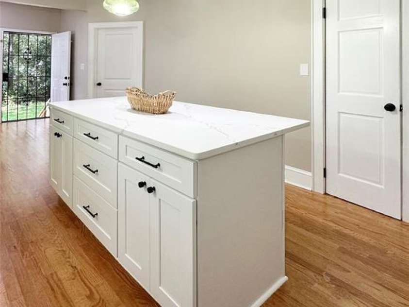 317 8th Street, Hickory, NC 28601.  MLS# CAR4361363, YatesRealty ID 11658. Beautifully updated kitchen