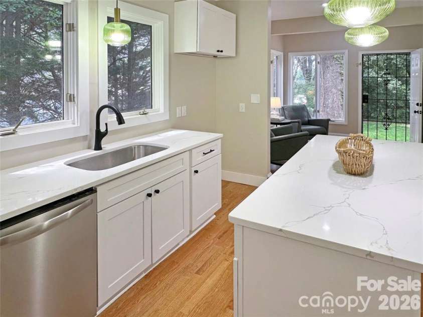 317 8th Street, Hickory, NC 28601.  MLS# CAR4361363, YatesRealty ID 11658. Beautifully updated kitchen