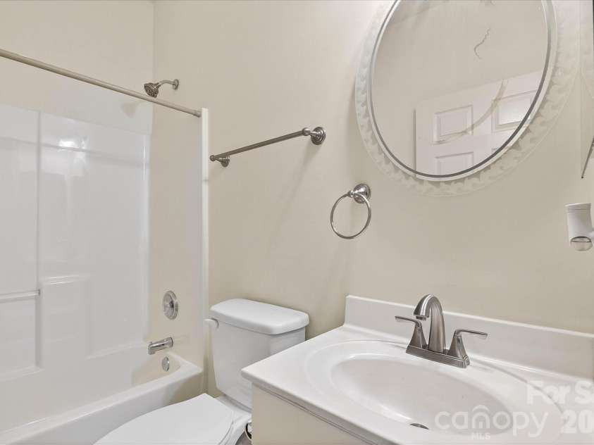4492 Antelope Lane, Charlotte, NC 28269.  MLS# CAR4358103, YatesRealty ID 11660. FULL HALL BATHROOM WITH VANITY