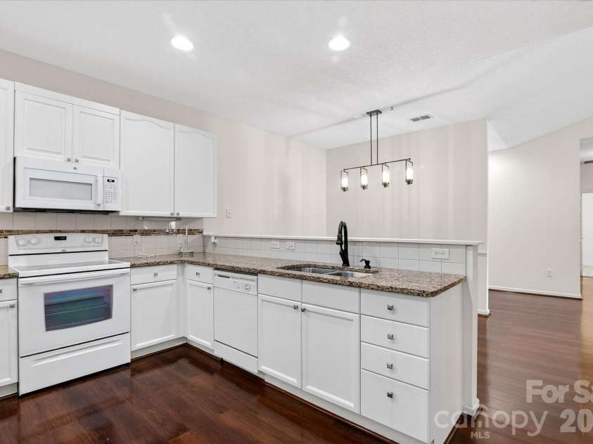 4492 Antelope Lane, Charlotte, NC 28269.  MLS# CAR4358103, YatesRealty ID 11660. LARGE KITCHEN WITH GRANITE COUNTERTOPS!!!!