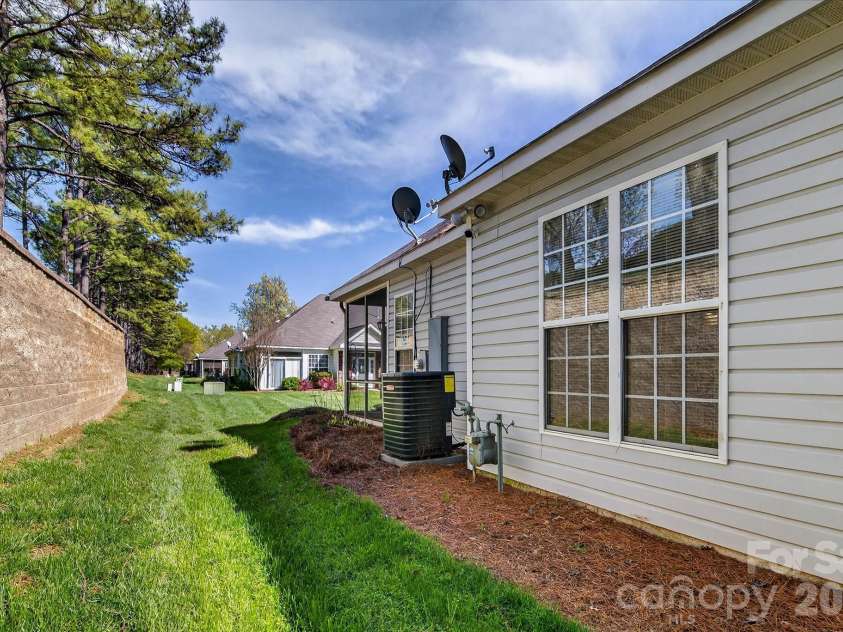 4492 Antelope Lane, Charlotte, NC 28269.  MLS# CAR4358103, YatesRealty ID 11660. LOW MAINTENANCE ... SPEND TIME DOING THINGS YOU LOVE!