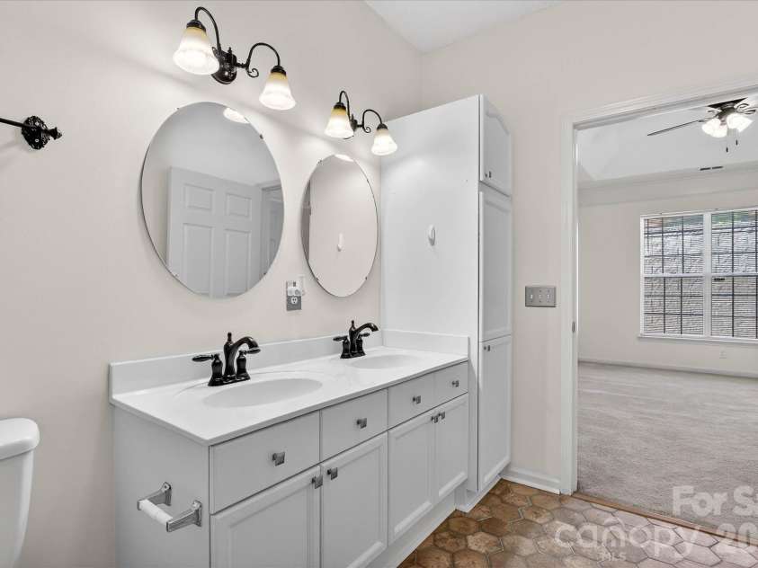 4492 Antelope Lane, Charlotte, NC 28269.  MLS# CAR4358103, YatesRealty ID 11660. PRIMARY BATHROOM WITH DUAL VANITY AND STORAGE SPACE!