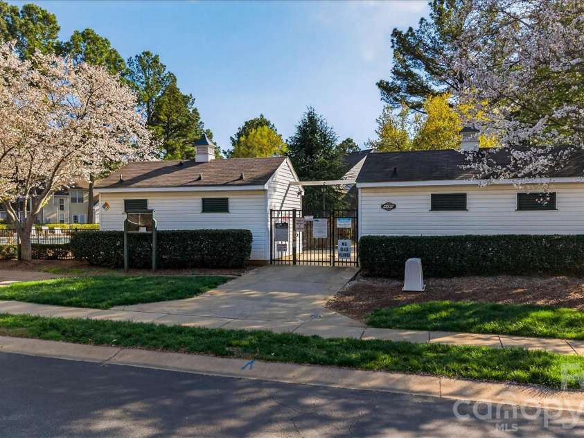 4492 Antelope Lane, Charlotte, NC 28269.  MLS# CAR4358103, YatesRealty ID 11660. THERE ARE AMMENITIES!