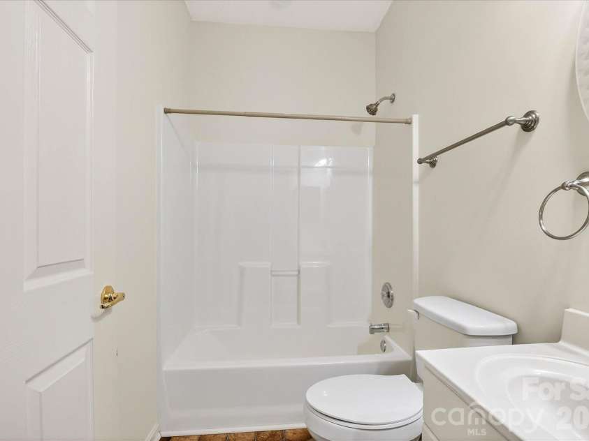 4492 Antelope Lane, Charlotte, NC 28269.  MLS# CAR4358103, YatesRealty ID 11660. TUB AND SHOWER COMBO!