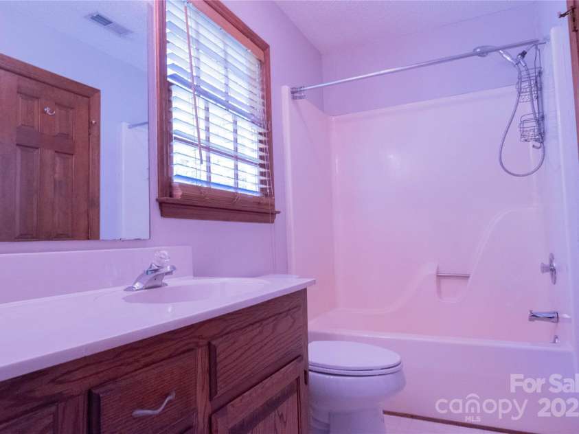 432 Partridge Place, York, SC 29745.  MLS# CAR4250327, YatesRealty ID 11661. Guest Bath