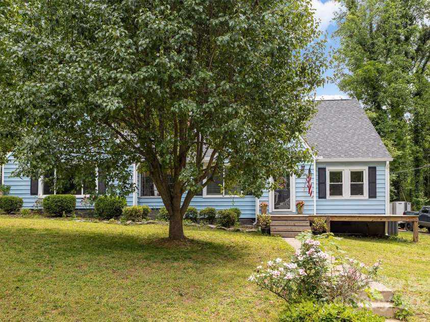 200 Cleveland Avenue, Shelby, NC 28150.  MLS# CAR4254937, YatesRealty ID 11664. 