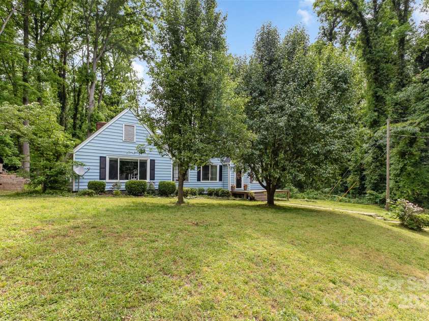 200 Cleveland Avenue, Shelby, NC 28150.  MLS# CAR4254937, YatesRealty ID 11664. 