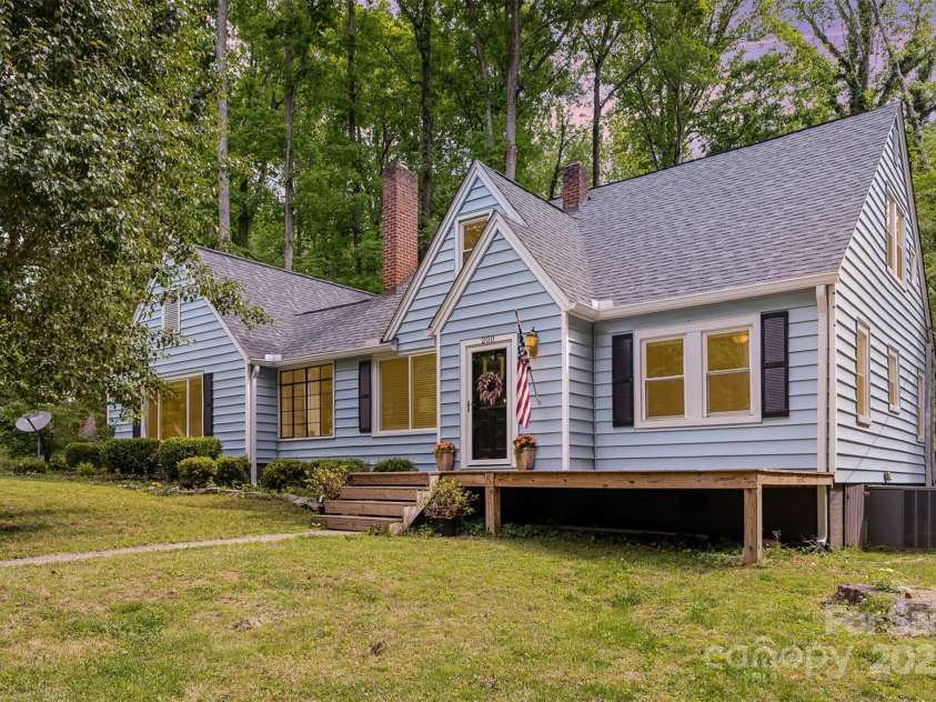 200 Cleveland Avenue, Shelby, NC 28150.  MLS# CAR4254937, YatesRealty ID 11664. 