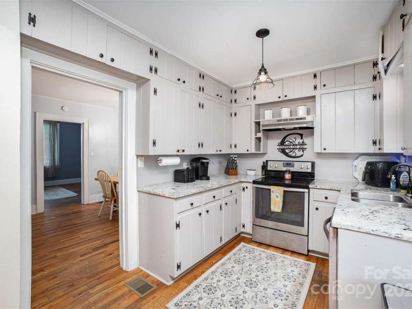 200 Cleveland Avenue, Shelby, NC 28150.  MLS# CAR4254937, YatesRealty ID 11664. 