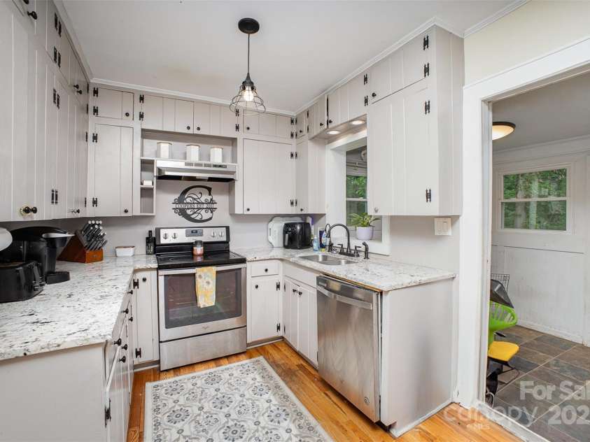 200 Cleveland Avenue, Shelby, NC 28150.  MLS# CAR4254937, YatesRealty ID 11664. 