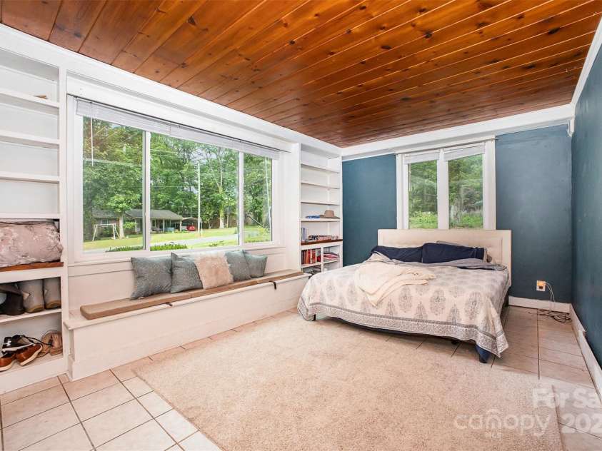 200 Cleveland Avenue, Shelby, NC 28150.  MLS# CAR4254937, YatesRealty ID 11664. 