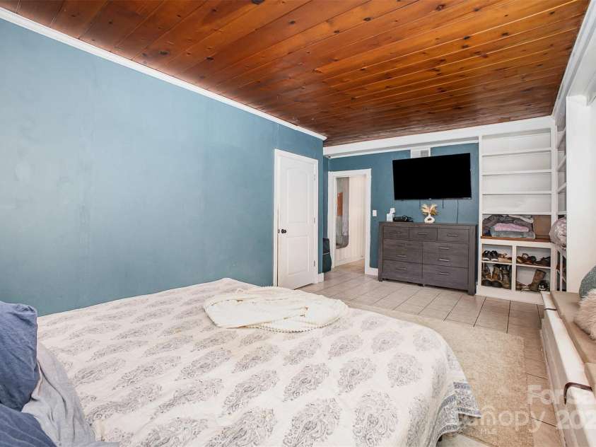 200 Cleveland Avenue, Shelby, NC 28150.  MLS# CAR4254937, YatesRealty ID 11664. 