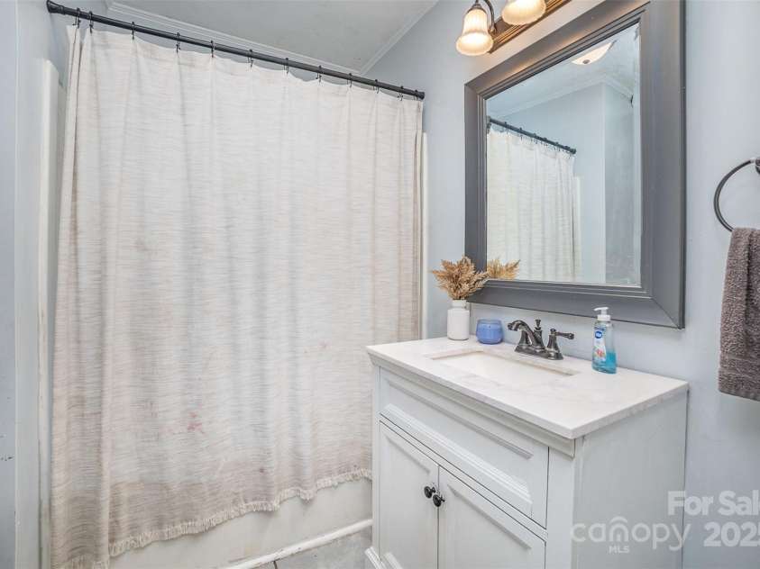 200 Cleveland Avenue, Shelby, NC 28150.  MLS# CAR4254937, YatesRealty ID 11664. 