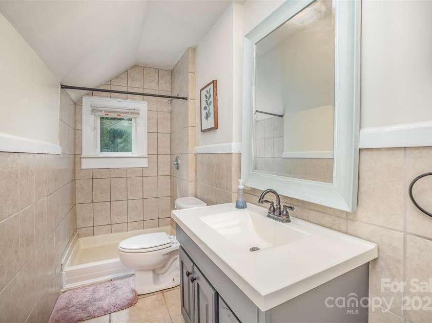 200 Cleveland Avenue, Shelby, NC 28150.  MLS# CAR4254937, YatesRealty ID 11664. 