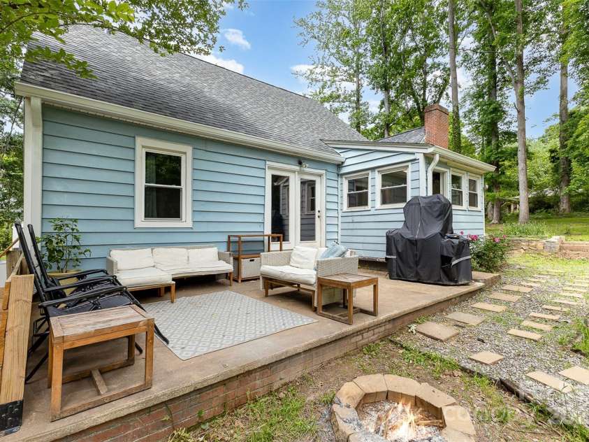 200 Cleveland Avenue, Shelby, NC 28150.  MLS# CAR4254937, YatesRealty ID 11664. 