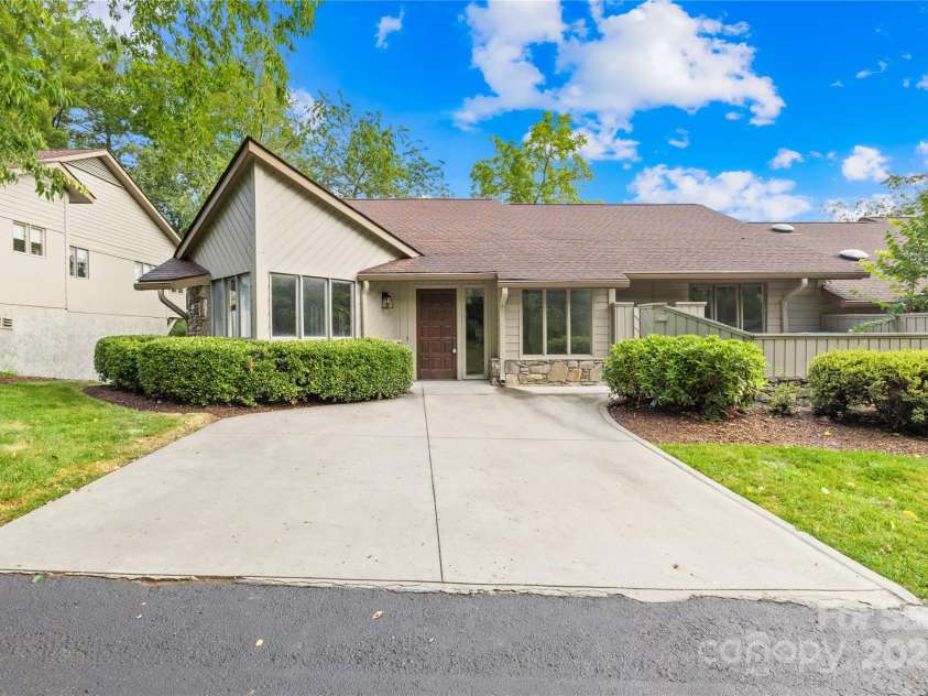 401 Timber Drive, Asheville, NC 28804.  MLS# CAR4210317, YatesRealty ID 11672. 