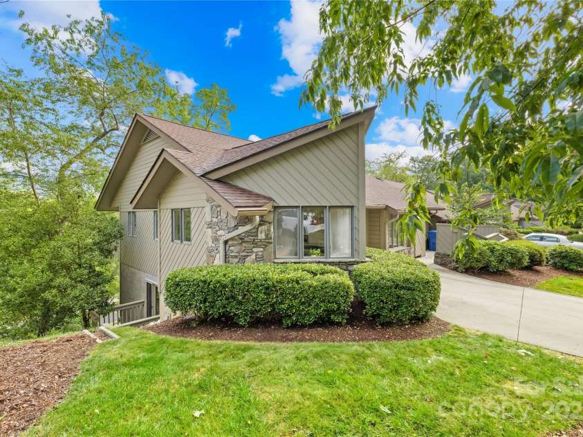 401 Timber Drive, Asheville, NC 28804.  MLS# CAR4210317, YatesRealty ID 11672. 