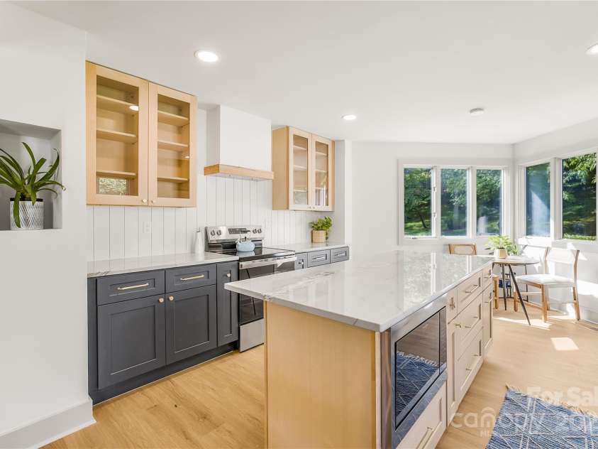 401 Timber Drive, Asheville, NC 28804.  MLS# CAR4210317, YatesRealty ID 11672. 