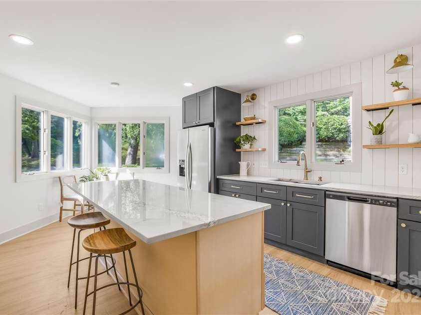 401 Timber Drive, Asheville, NC 28804.  MLS# CAR4210317, YatesRealty ID 11672. 