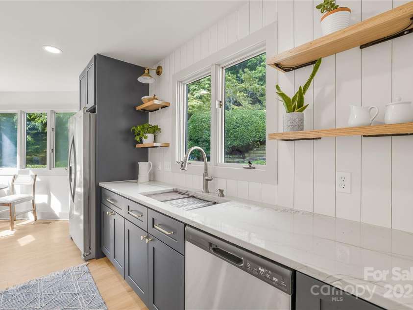 401 Timber Drive, Asheville, NC 28804.  MLS# CAR4210317, YatesRealty ID 11672. 