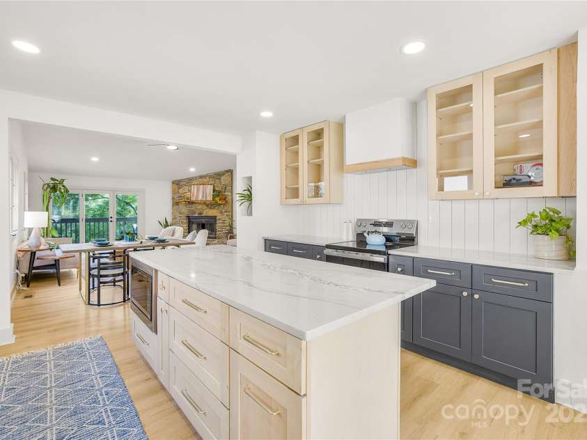 401 Timber Drive, Asheville, NC 28804.  MLS# CAR4210317, YatesRealty ID 11672. 