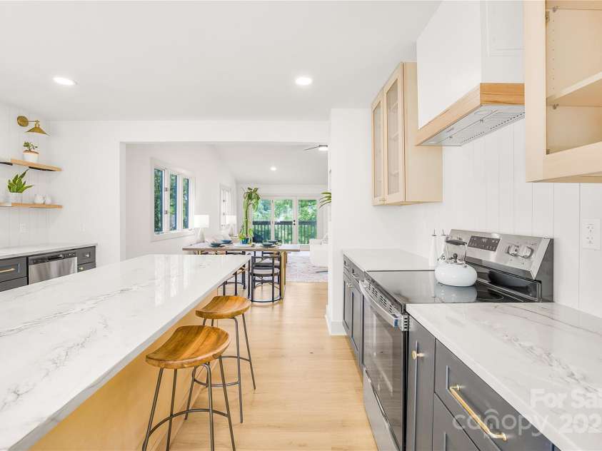 401 Timber Drive, Asheville, NC 28804.  MLS# CAR4210317, YatesRealty ID 11672. 