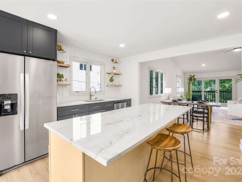 401 Timber Drive, Asheville, NC 28804.  MLS# CAR4210317, YatesRealty ID 11672. 