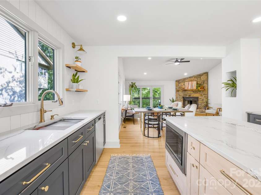 401 Timber Drive, Asheville, NC 28804.  MLS# CAR4210317, YatesRealty ID 11672. 