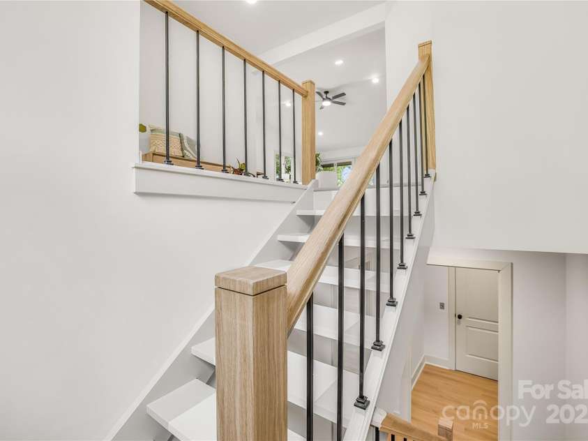 401 Timber Drive, Asheville, NC 28804.  MLS# CAR4210317, YatesRealty ID 11672. 