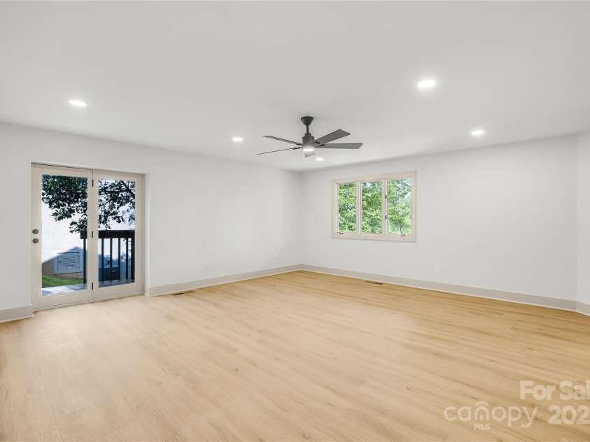 401 Timber Drive, Asheville, NC 28804.  MLS# CAR4210317, YatesRealty ID 11672. 