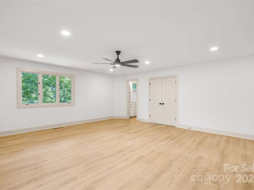 401 Timber Drive, Asheville, NC 28804.  MLS# CAR4210317, YatesRealty ID 11672. 